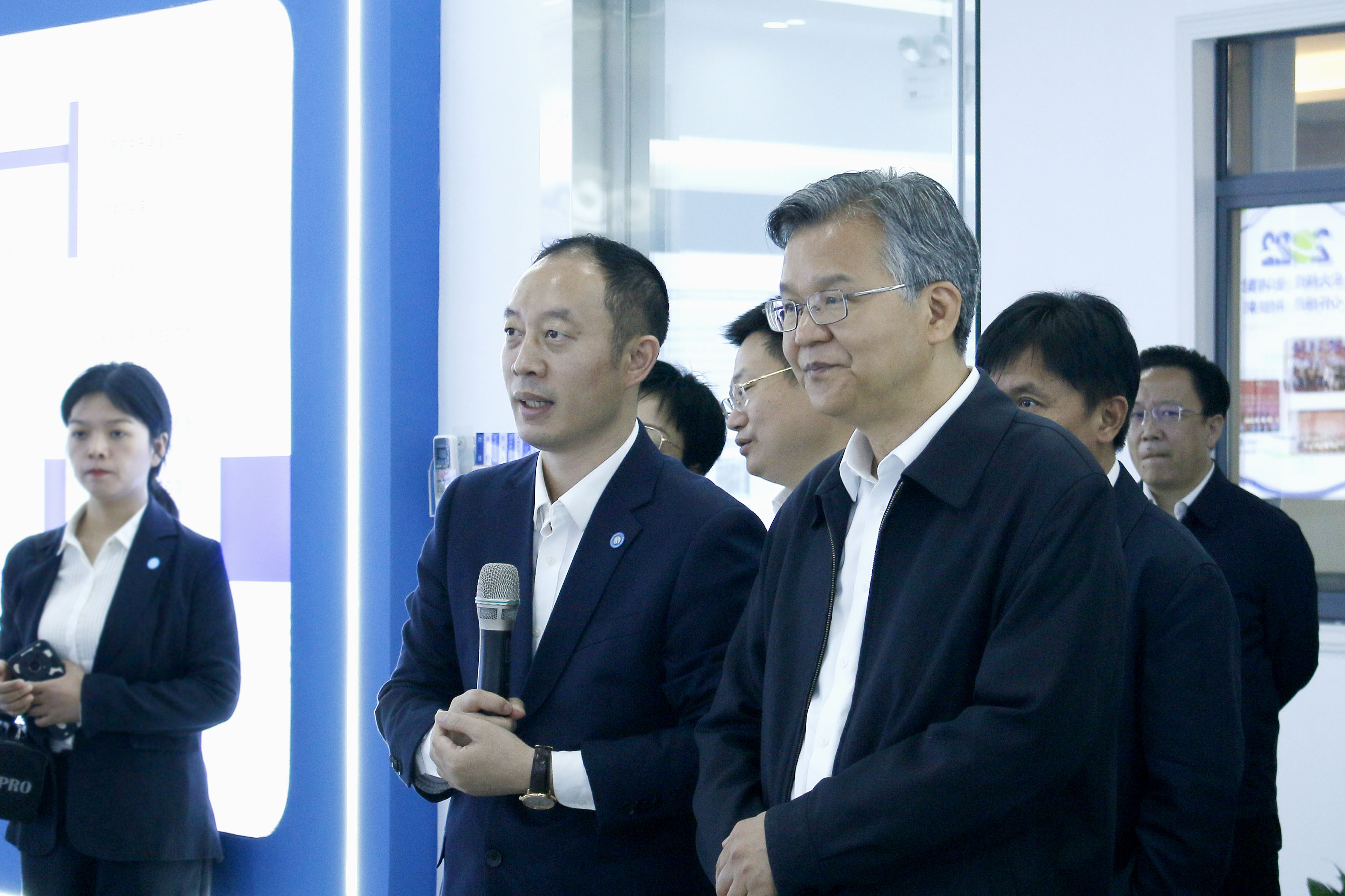 省委常委、常務(wù)副省長(zhǎng)李殿勛一行蒞臨株洲宏大高分子材料有限公司考察調(diào)研